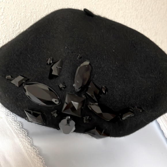 DKNY BERET, NEVER WORN, BLACK. - Picture 3 of 6